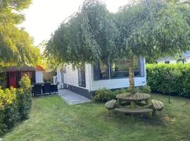 Mooi chalet in havenplaatsje op fietsafstand van het strand bij Ouddorp