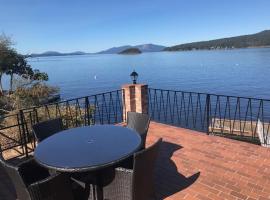 Ocean Front Retreat with Stunning Water Views, hotel v destinaci Victoria
