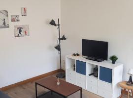 Cosy apartment close Eiffel Tower، فندق في سيفر