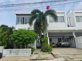 Andaman homestay villa at rawai, hotel v destinaci Ban Saiyuan (1)