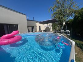 Quiniere - Entre Lac et Forêt - 25 m2 indépendant avec piscine, hotell i Blois