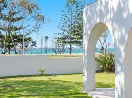 Beachfront Beach Break 1 - Byron Bay Holiday Apartment with Pool, 3 Bedrooms, Beach Access & Parking