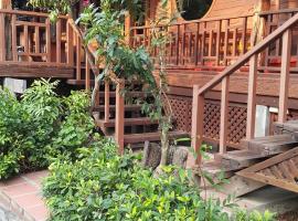 Ruean Mai Chai Khlong, hotell i Amphawa