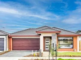StayAU Charming 4BR Retreat in Wyndham Vale
