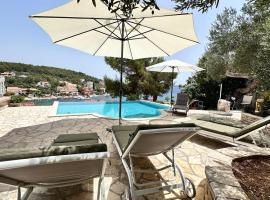 Villa Paladin - Spacious Villa with Pool near Garden Resort - 7 Min walk, hotel u gradu Tisno
