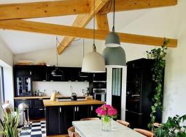 Maison Famille Proche Paris, Hotel in Margny-lès-Compiègne