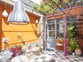 Living like in a cottage in the center of Athens
