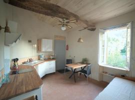 Magnifique eco-gîte des Marronniers avec terrasse, hotel v destinaci La Roquebrussanne