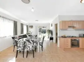 Bexley North Entire 2 Storey House 4 or 5 BR 11 Beds 5 mns walk to Train Station and Close to Airport , Sydney CBD