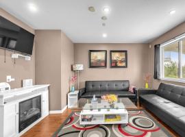 52-3 Bed Suite On Lake Central Ac By Airport, παραθεριστική κατοικία στο Κάλγκαρι