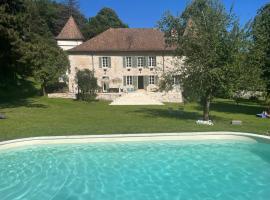 Domaine du Très-Haut - Château de Montanges, hotel v destinaci Montanges