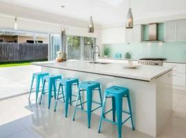 Seachange Family Escape with Pool and Spa Bath, ξενοδοχείο σε Saint Leonards