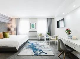 Perfect couples cove, with hotel living comforts!