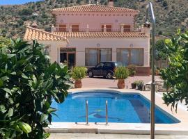 Familiar House with Private Pool and Mountains View, hotel en Venta Baja