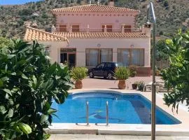 Familiar House with Private Pool and Mountains View