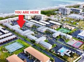 Just Cocoa Beachy - Cozy beachside condo with pool and beach access、ココアビーチのコテージ