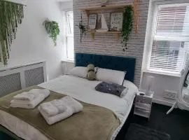 The Hideaway Cottage Feel Patio Central Parking