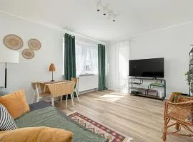 Tysiąclecia Studio Apartament z balkonem i darmowym parkingiem by Noclegi Renters