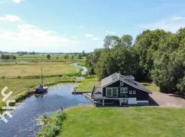 OV573 - Luxurious, modern holiday villa for 11 people on the water near Giethoorn
