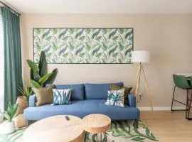 Palm Theme King Bed Paid Garage 55" 4k Smart T