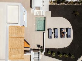 Endless East Luxury House，位于费拉的酒店