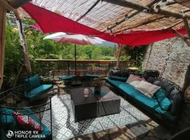 Maison au coeur du village de la Salvetat sur Agout, hotel in La Salvetat