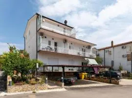 1 Bedroom Amazing Apartment In Ploce