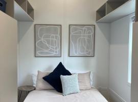 The Mockingbird Tiny Home, hotel en Perry