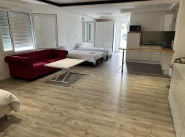 studio open space complet avec piscine, hotel v destinaci Mer