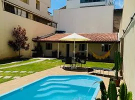 Casa de Praia com Piscina e Churrasqueira a 280m da Praia do Morro - 3 quartos com Ar Condicionado, sendo 2 suítes- Quintal amplo, ideal para famílias