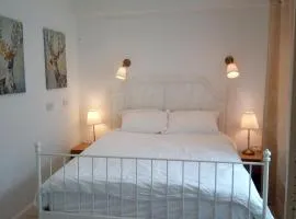 Luxury Room En-suite with King 5ft Bed - bedroom only