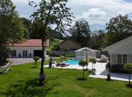 Luxus Bungalow mit Pool im Chiemgau, hotel in Siegsdorf