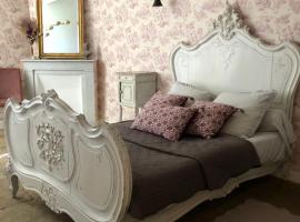 La demeure, hotel v destinaci Aigues-Vives