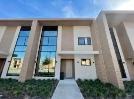 Luxury Home in Orlando with private Hot Tub - 7 Min from Disney Parks - 3 bedrooms and 4 bathrooms!