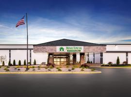 HomeTowne Studios by Red Roof & Conference Center Cortland, готель біля аеропорту Ithaca Tompkins Regional Airport - ITH, у місті Кортленд