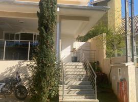 Casa Águas de Lindoia com acesso ao Thermas，位于阿瓜斯迪林多亚的酒店