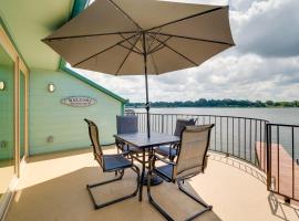 Lake Conroe Condo Balcony, Views and Pool Access!, hotel v destinaci Willis