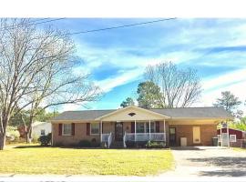 Highest Level Hospitality 3-Bedroom, hotel v destinaci Fayetteville