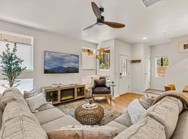 Elegant New Construction Bungalow with Scenic Forest Views, bungalov v destinaci Flagstaff