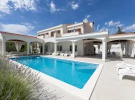 Villa Olivia - Peaceful Family Paradise Near Beach