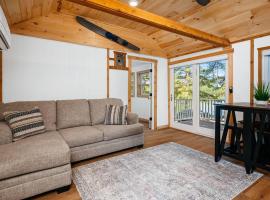 Arbutus Lake - Lakeview King Suite - Pines - Pets, Hotel in Traverse City