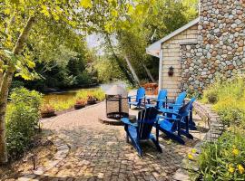 Boardman Monarch - Riverfront Hot Tub w Fireplace, hotel v mestu Traverse City