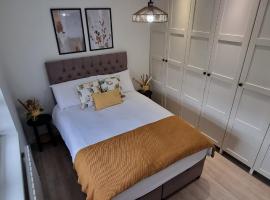 Homestay - Elegant, Quiet Modern Double Bedroom-Parking inc, hotel in Northaw