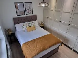 Homestay - Elegant, Quiet Modern Double Bedroom-Parking inc