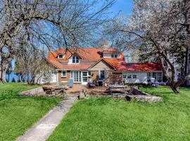 Green Lake Getaway- Full Property