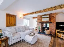 NEW! Stunning 3- Bed Cottage in Audlem by 53 Degrees Property, Ideal for Families & Groups!