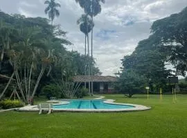 Habitacion Casa Campestre con piscina en Buga