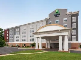 Holiday Inn Express Hotel & Suites Fredericksburg by IHG