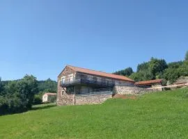 Gîte authentique et confortable avec vaste terrain et vue imprenable à Saint-Privat-d'Allier - FR-1-582-478