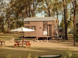5 Acre Retreat Jimboomba Loft by Tiny Away, glamping en Jimboomba